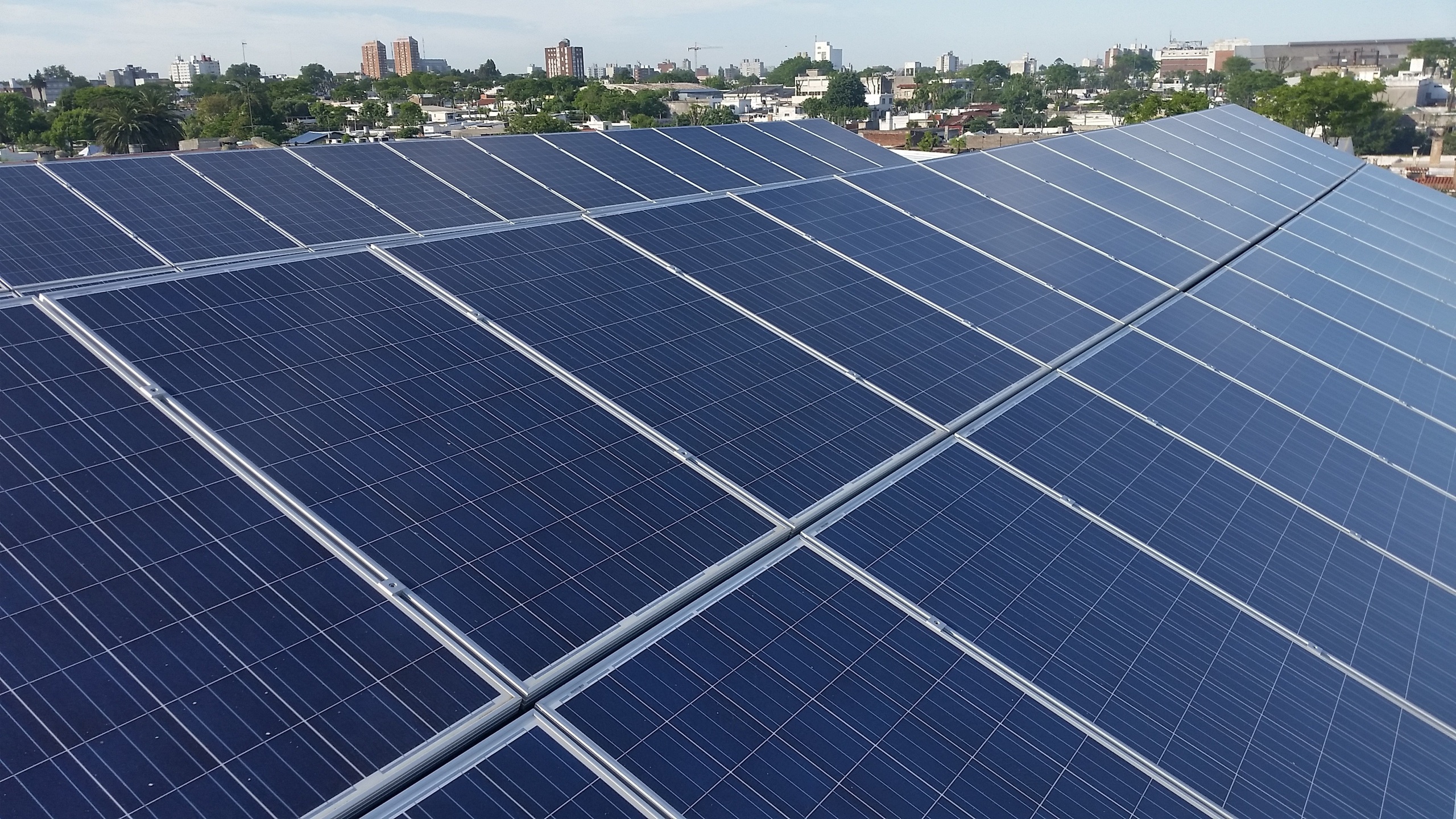 Pannelli fotovoltaici sul tetto di un'azienda